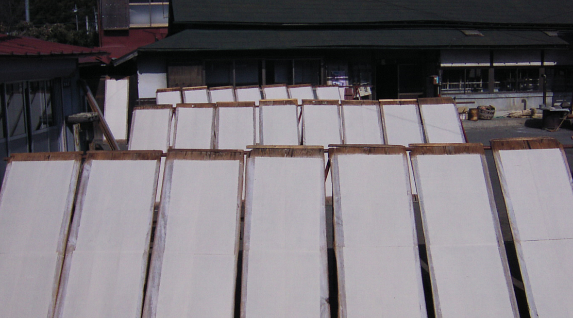 松の木の干し板で干される和紙