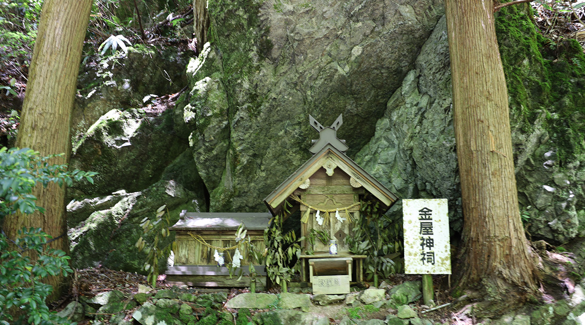 鉄の神である金屋子の神の祠