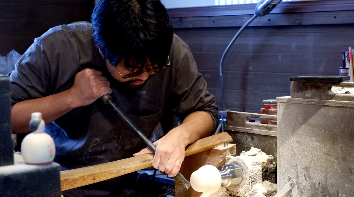 鏡餅は、鳴子こけしの材料である「ミズキ」をろくろで挽いて制作されます