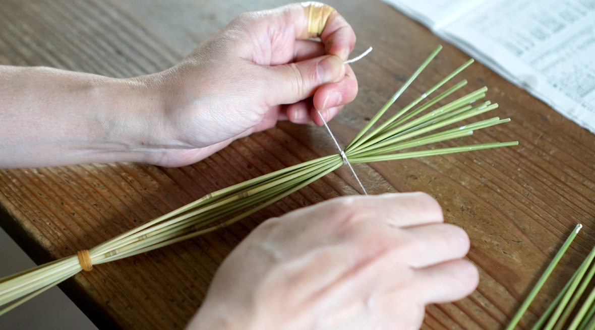 まず茎の部分を束ねて、亀の頭を作っていきます。