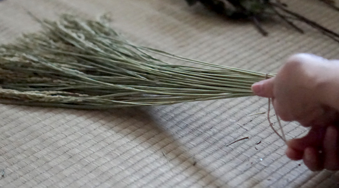 稲とヒカゲノカズラ、ドライの植物を束ねて作るお飾り