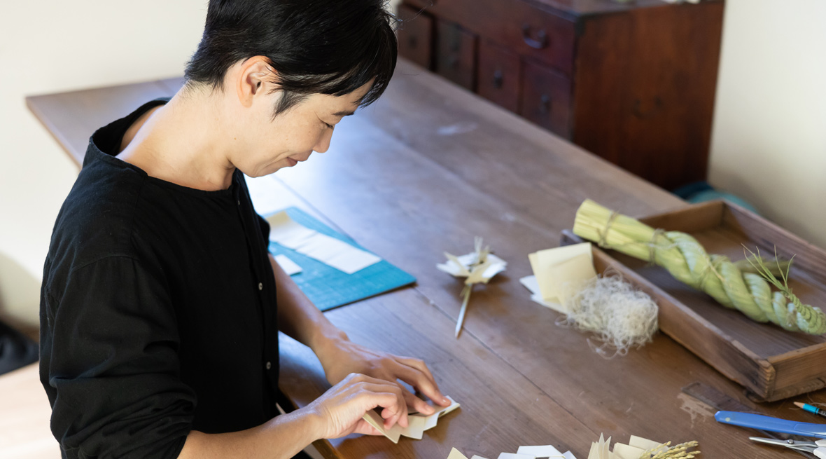 未晒しの楮本来の色合いが美しい、細川紙の紙垂